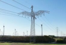Un pylône électrique en forme de cigogne.