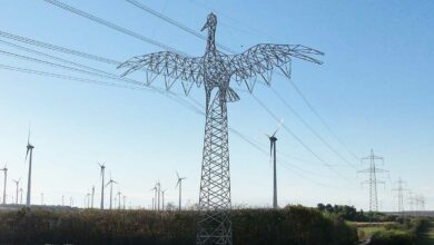 Un pylône électrique en forme de cigogne.