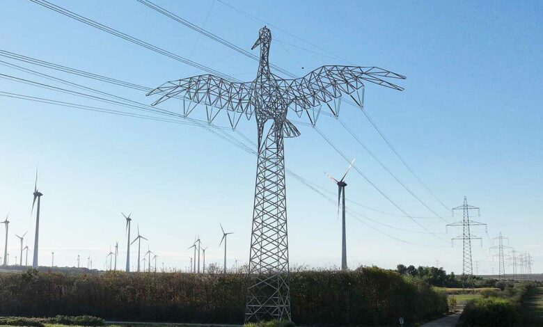 Un pylône électrique en forme de cigogne.