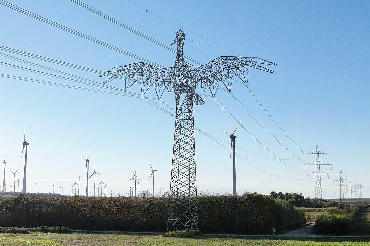 Un pylône électrique en forme de cigogne.