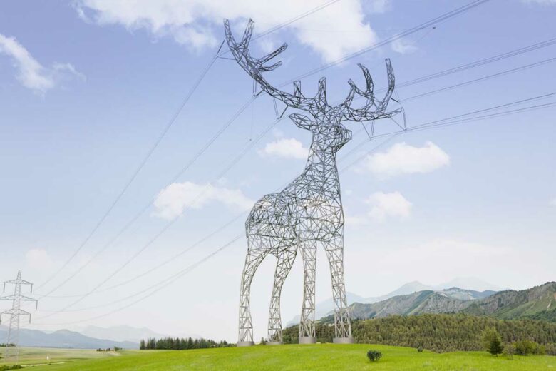 Un pylône électrique en forme de cerf.