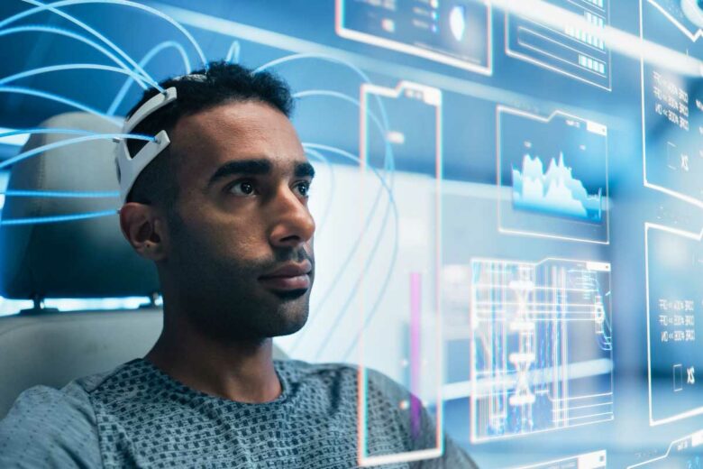 Un homme porte un casque neuronal.