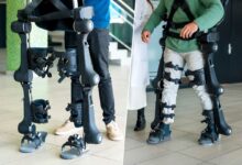 Un exosquelette utilisé pour marcher.