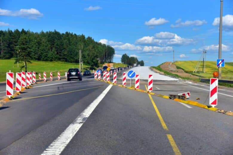 Une zone de travaux sur la route.