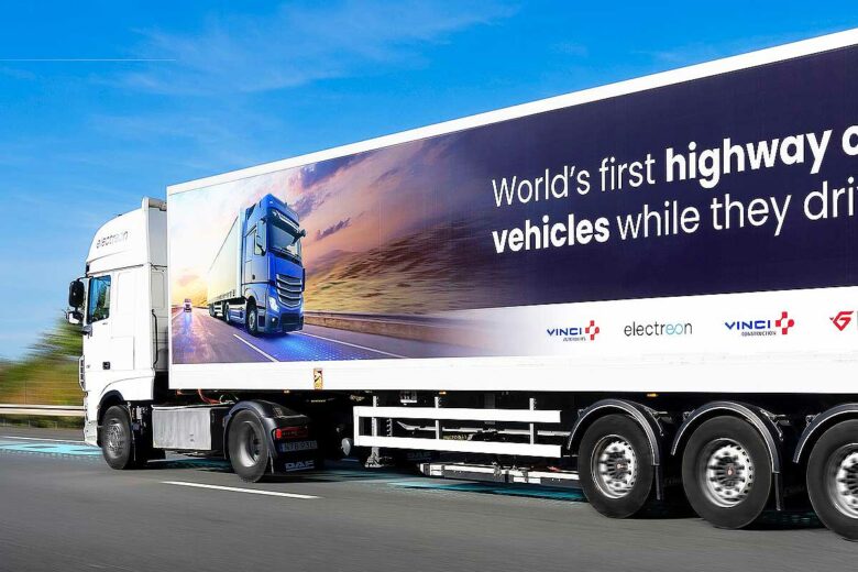 Un camion électrique circulant sur une portion d'autoroute à induction.