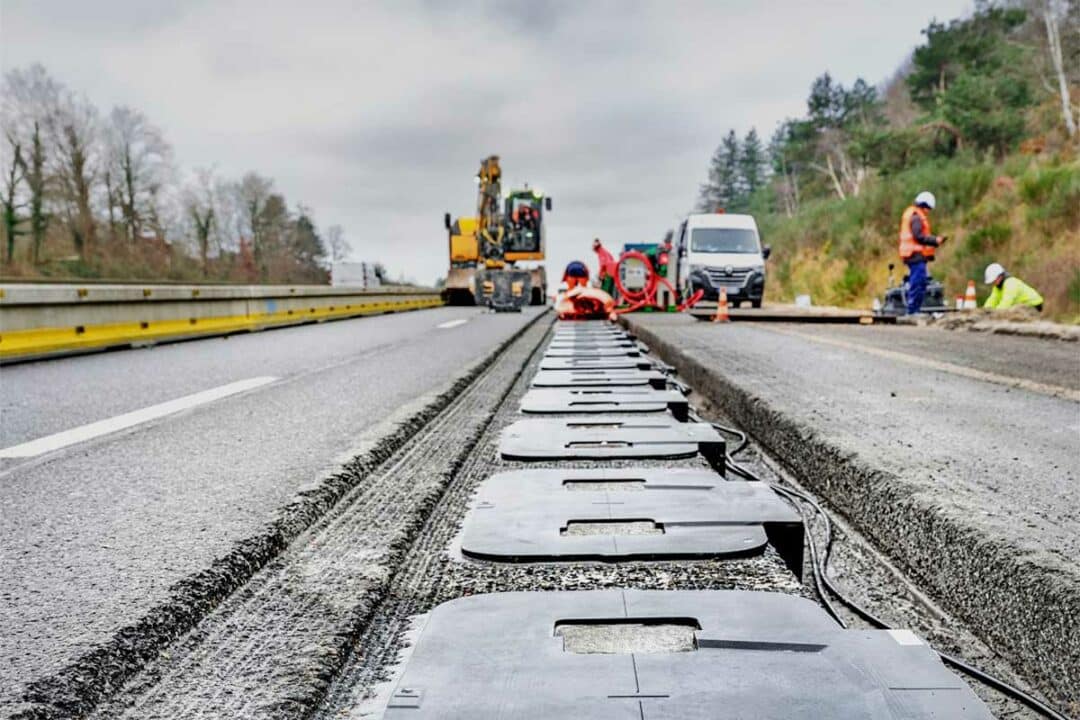 Travaux sur l'autoroute A10 avec la pose de bobines dans la chaussée.