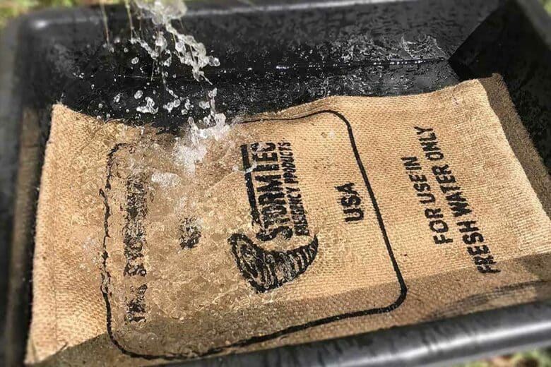 De l'eau versée sur un Stormbag.