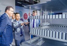 Le dirigeant de Chery présente sa technologie de batterie.