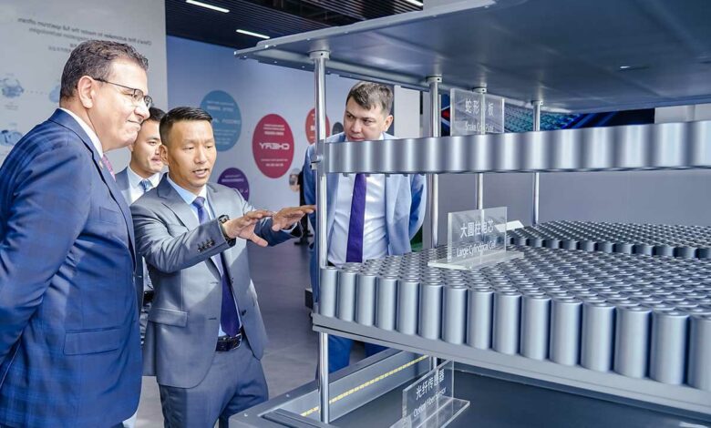 Le dirigeant de Chery présente sa technologie de batterie.