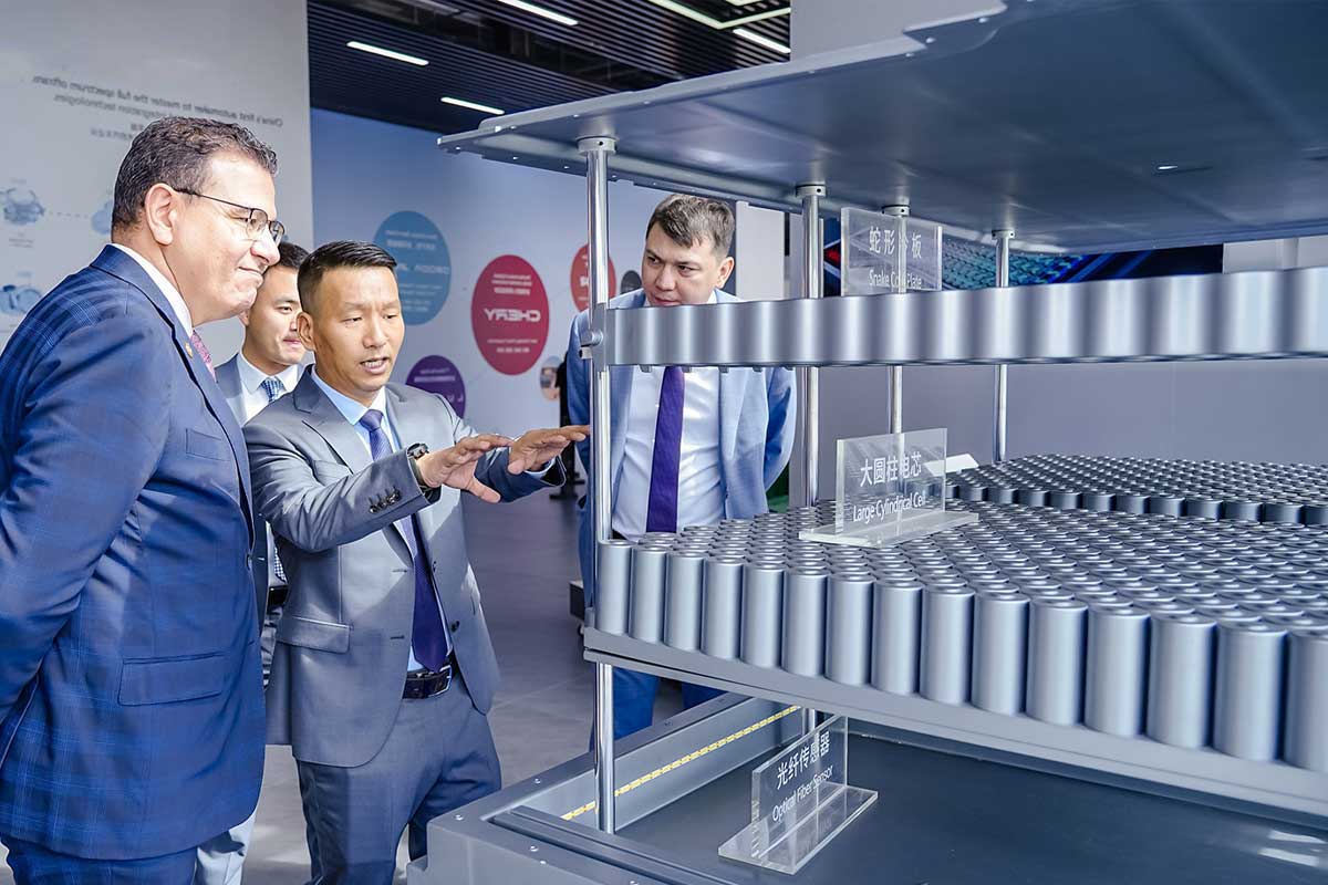 Le dirigeant de Chery présente sa technologie de batterie.