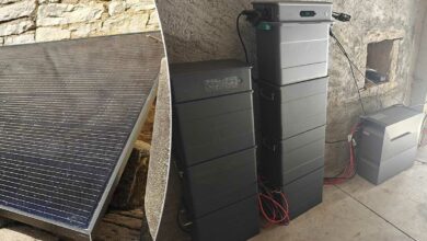 Panneaux solaires et batteries résidentielles.