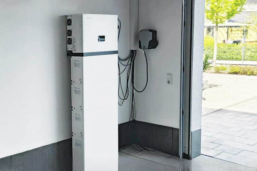 Une batterie résidentielle installée dans un garage.