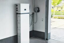 Une batterie résidentielle installée dans un garage.