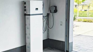 Une batterie résidentielle installée dans un garage.