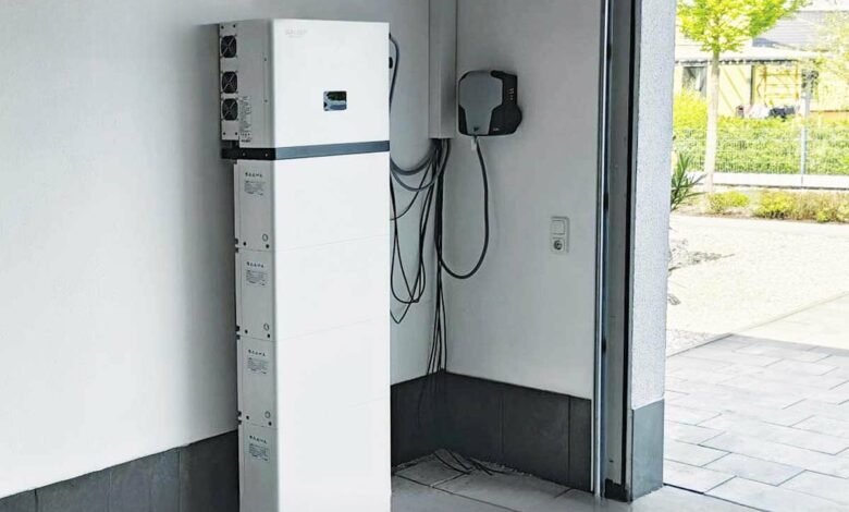 Une batterie résidentielle installée dans un garage.