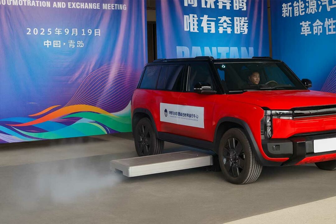 Un système d'éjection de batteries électriques de véhicule en cas d'incendie.