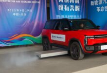 Un système d'éjection de batteries électriques de véhicule en cas d'incendie.