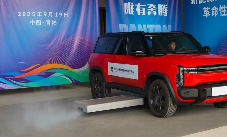 Un système d'éjection de batteries électriques de véhicule en cas d'incendie.
