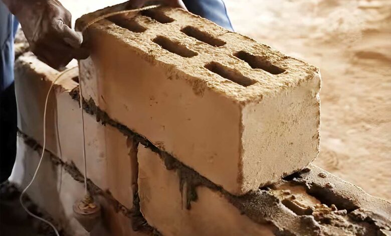 Un bloc de construction moins polluant et aussi résistant que le béton.