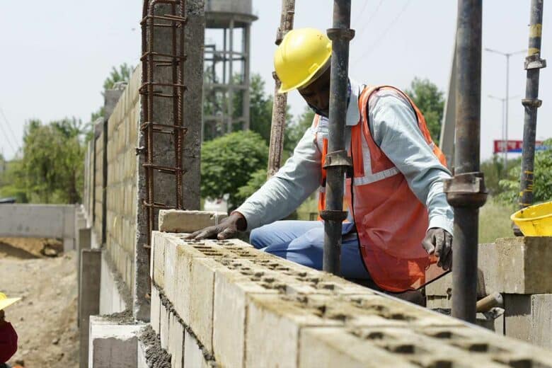 Un homme construit un mur.