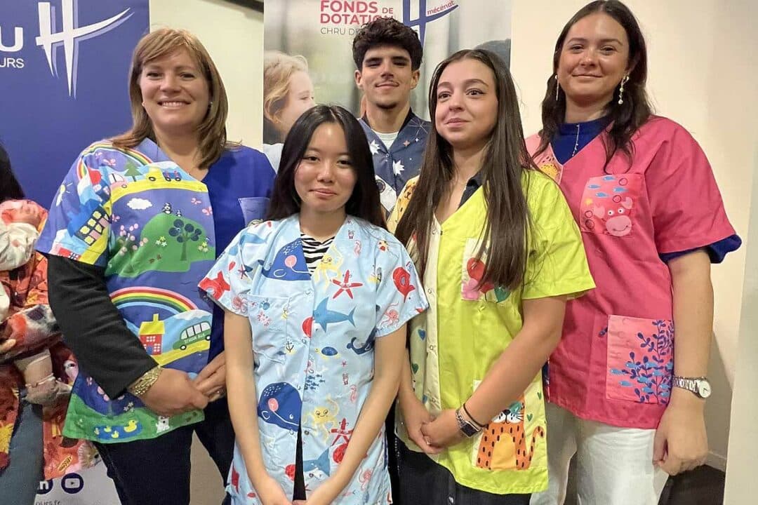 Du personnel soignant vêtu de blouses colorées à motifs.