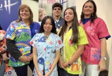 Du personnel soignant vêtu de blouses colorées à motifs.