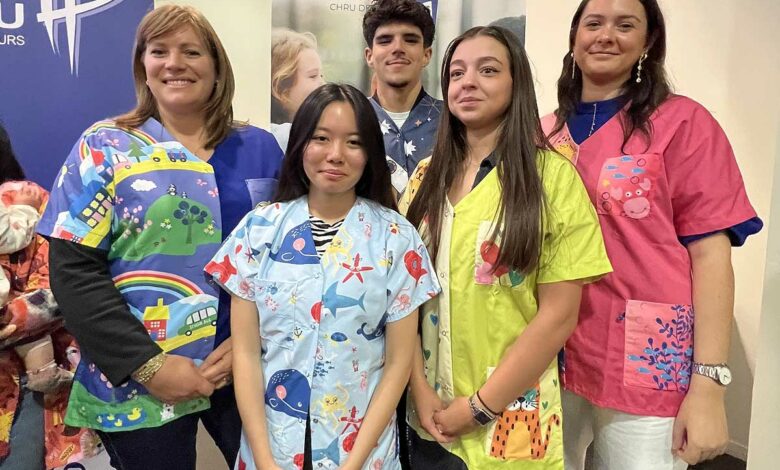 Du personnel soignant vêtu de blouses colorées à motifs.