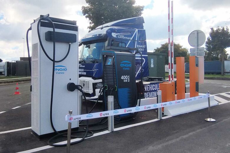 Des bornes électriques pour poids lourds.