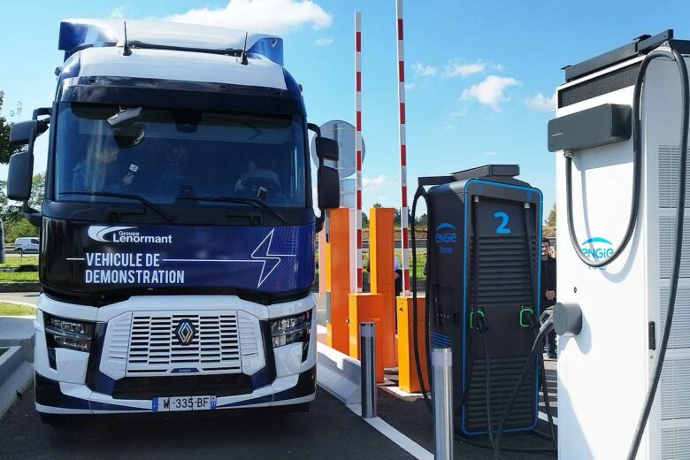 Un camion électrique de démonstration à une borne électrique.