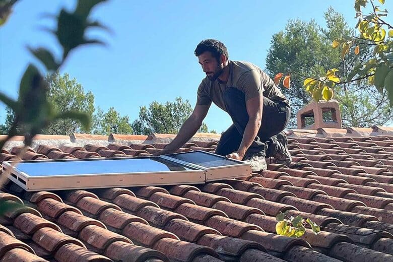 Pose d'un Sunaero sur une toiture.