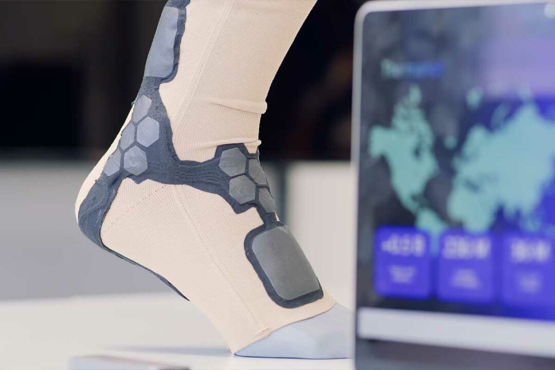 Un prototype de chaussette avec de nombreux capteurs.