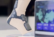 Un prototype de chaussette avec de nombreux capteurs.