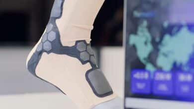 Un prototype de chaussette avec de nombreux capteurs.