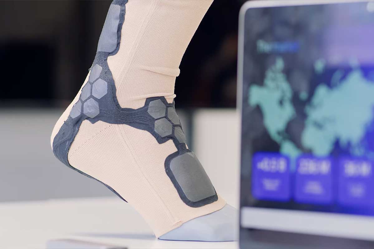 Un prototype de chaussette avec de nombreux capteurs.