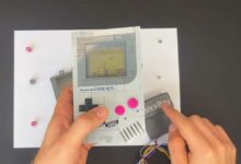 Une console Game Boy et le kit BrickBoy.