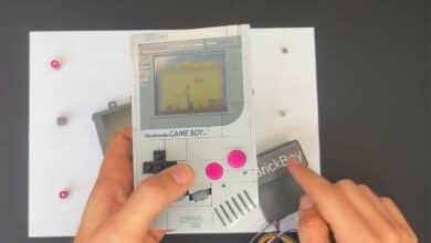 Une console Game Boy et le kit BrickBoy.