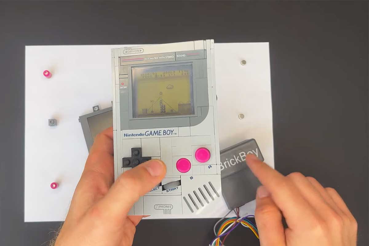 Une console Game Boy et le kit BrickBoy.