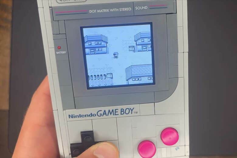 Une console Game Boy LEGO qui fonctionne avec le kit BrickBoy.