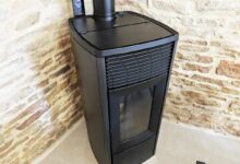 Un poêle à granulés dans un salon.