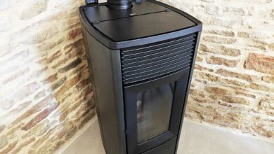 Un poêle à granulés dans un salon.