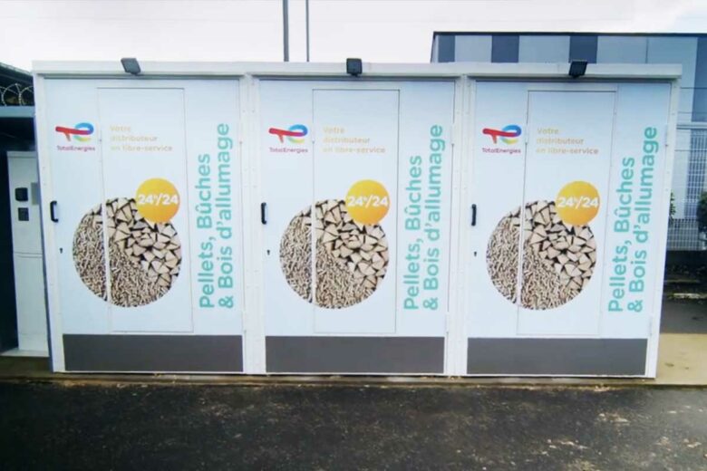 Un distributeur automatique de pellets et de bois de chauffage.