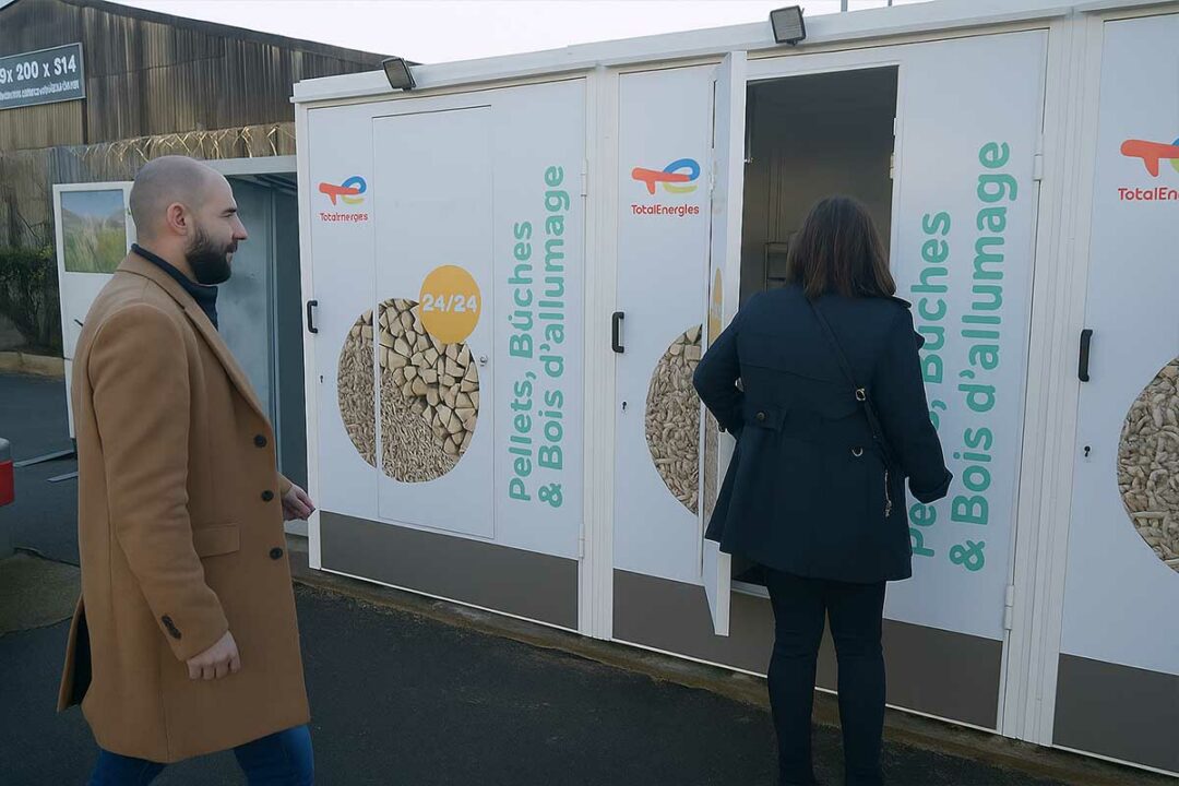 Des clients à un distributeur de granulés de chauffage.