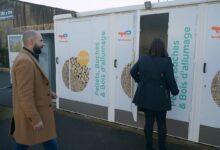 Des clients à un distributeur de granulés de chauffage.