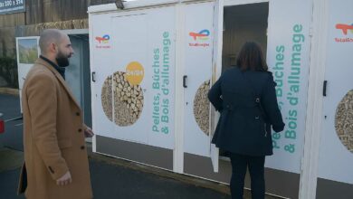 Des clients à un distributeur de granulés de chauffage.