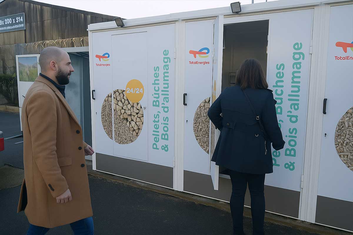 Des clients à un distributeur de granulés de chauffage.