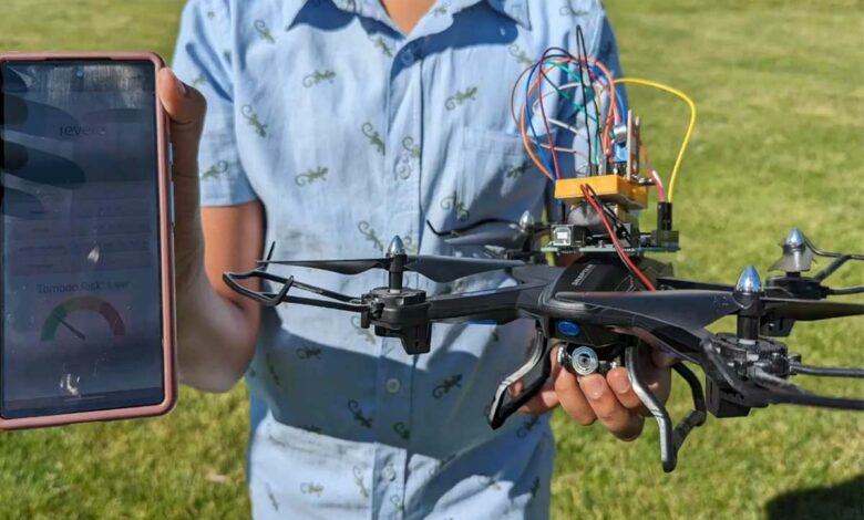 Un ado et son invention, un drone capable de détecter les tornades.