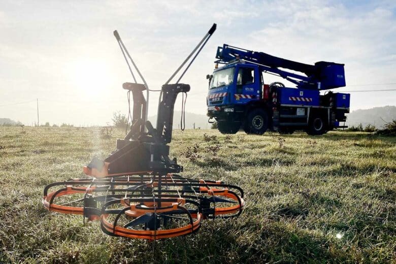 Un drone et un camion de service Enedis.