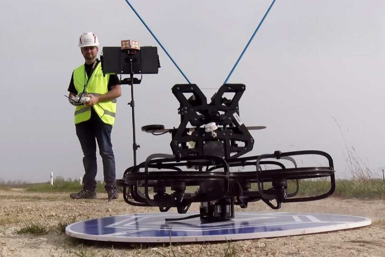Un drone et son pilote.