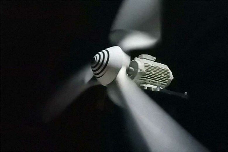 Une éolienne en matériau composite et fibres.