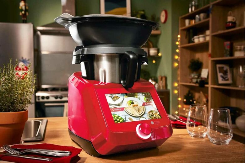 Un Monsieur Cuisine rouge.